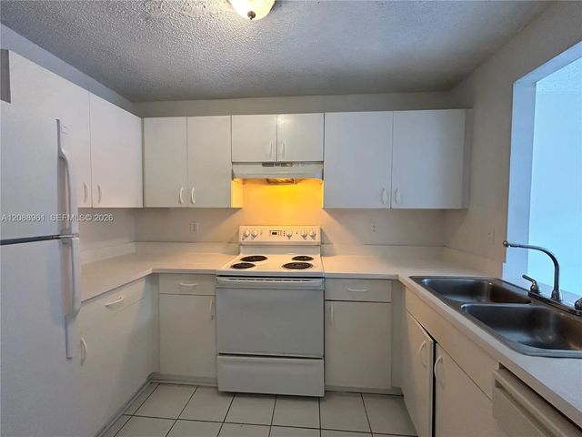 2 of 24 - 910 E Cypress Way E, Palm Springs, FL
