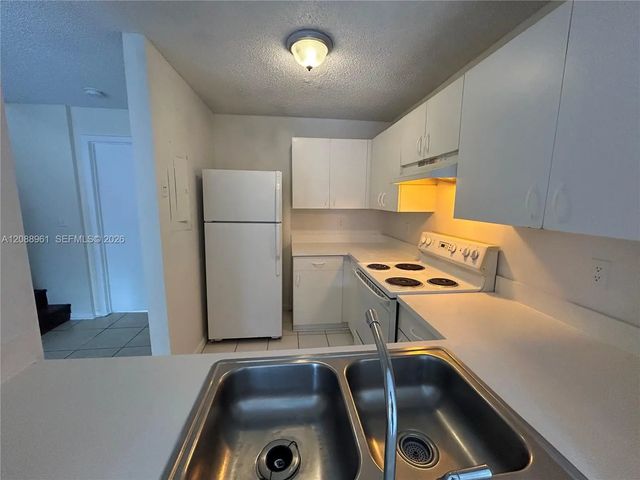 3 of 24 - 910 E Cypress Way E, Palm Springs, FL