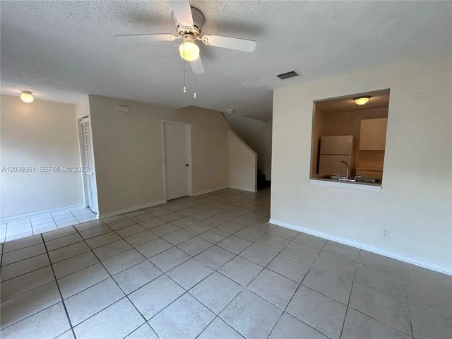 4 of 24 - 910 E Cypress Way E, Palm Springs, FL