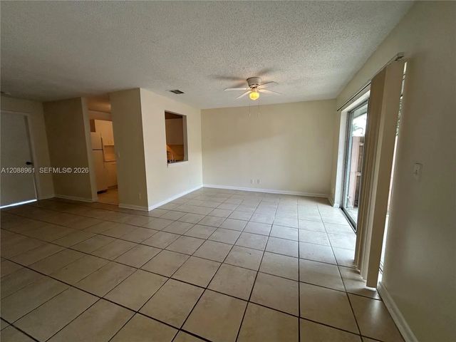 5 of 24 - 910 E Cypress Way E, Palm Springs, FL