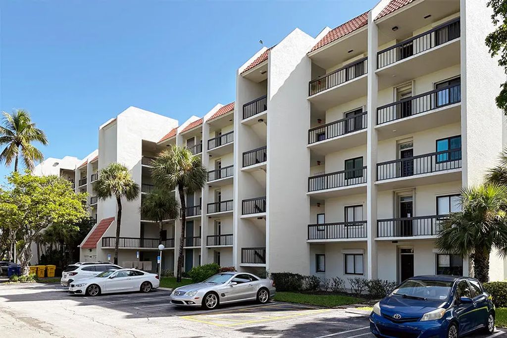 3000 Presidential Way #apt 106, West Palm Beach