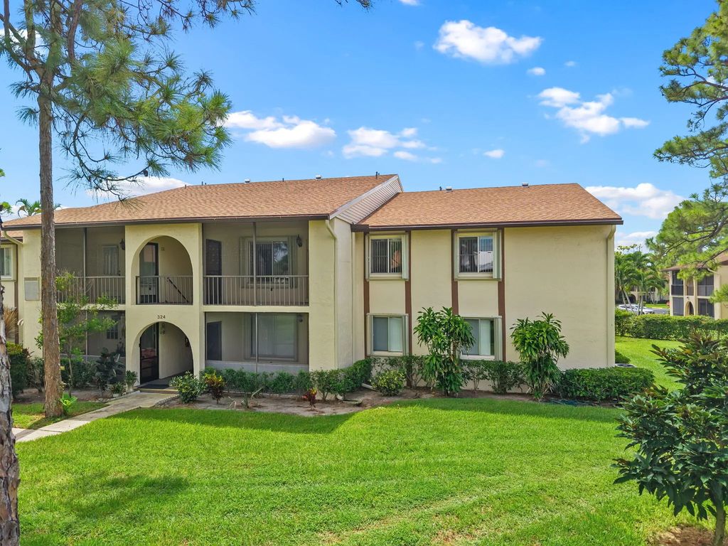 324 Knotty Pine Circle #b-2, Greenacres