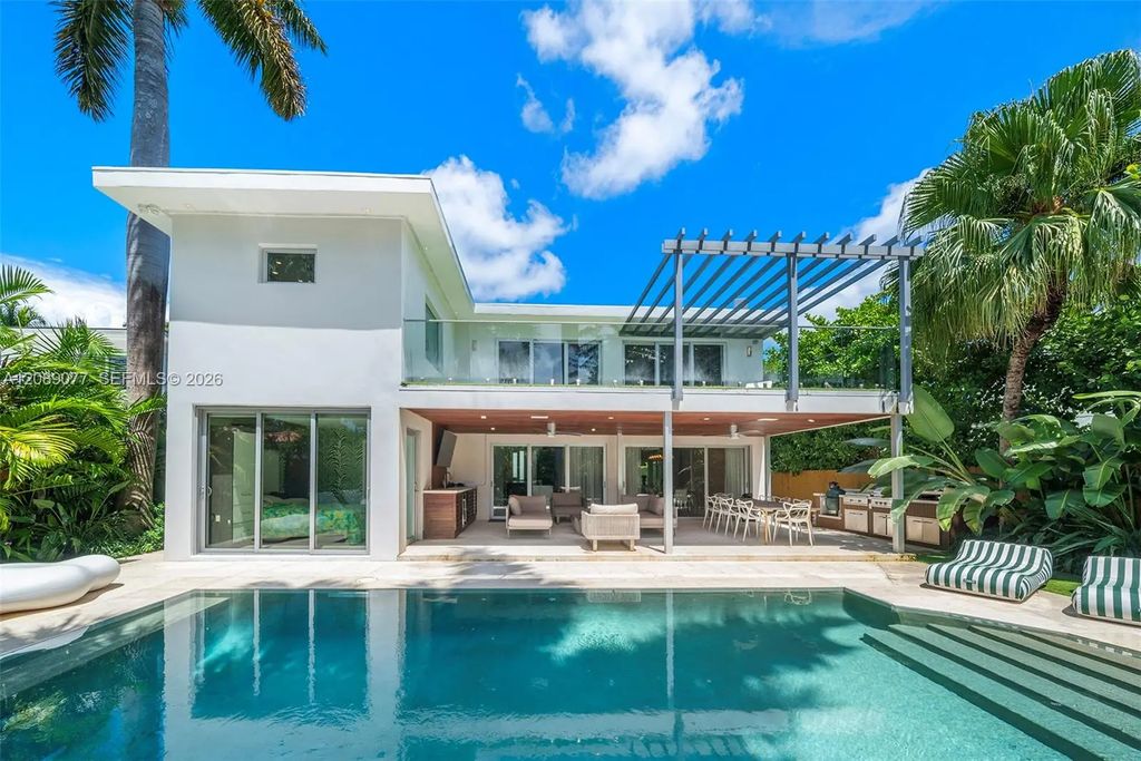 110 Venetian Way, Miami Beach