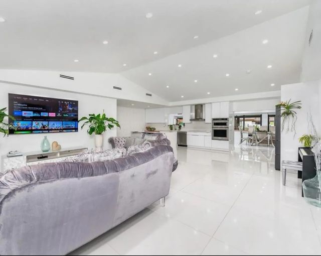 3 of 12 - 2410 Sw 99th Avenue, Miami, FL