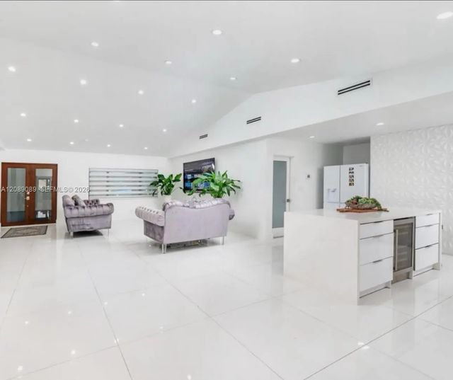 4 of 12 - 2410 Sw 99th Avenue, Miami, FL