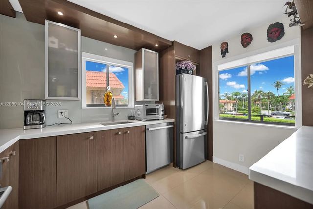 4 of 38 - 374 Lakeview Drive #204, Weston, FL