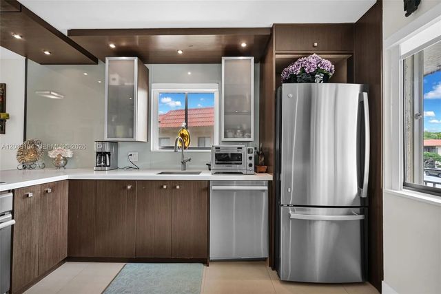5 of 38 - 374 Lakeview Drive #204, Weston, FL