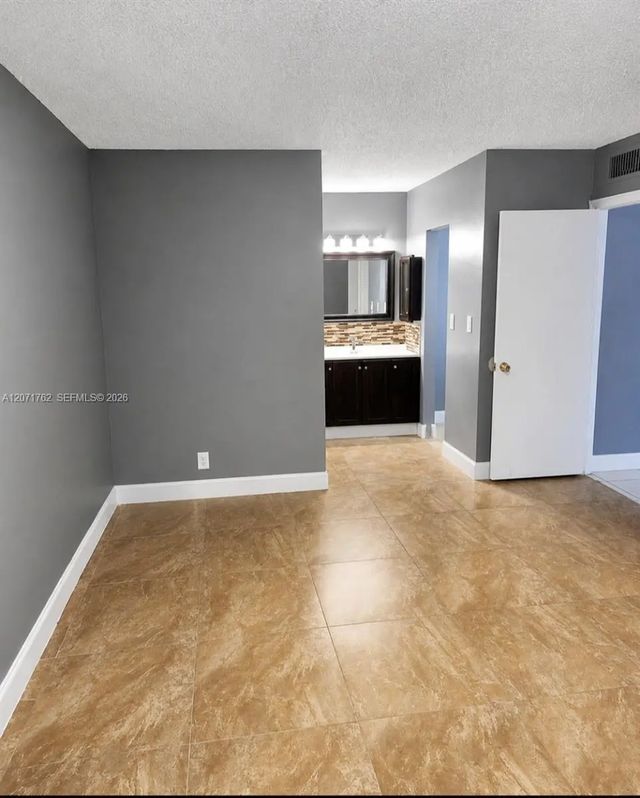4 of 7 - N/A, Lauderhill, FL