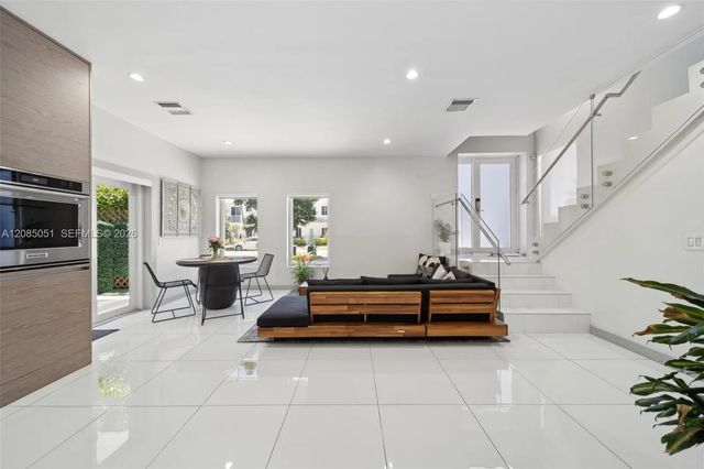 2615 Ne 213th Street, Miami