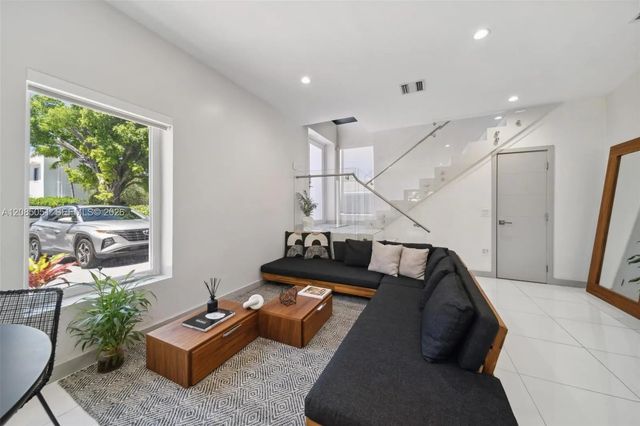 5 of 29 - 2615 Ne 213th Street, Miami, FL