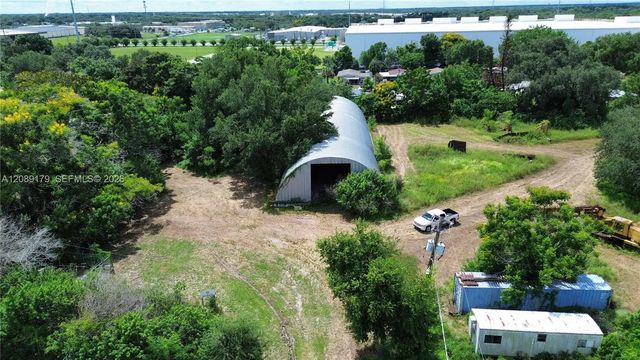 820 Pine Road, 