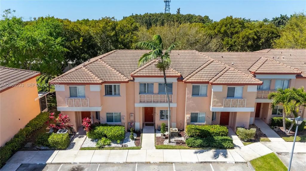816 Nw 208th Way, Pembroke Pines