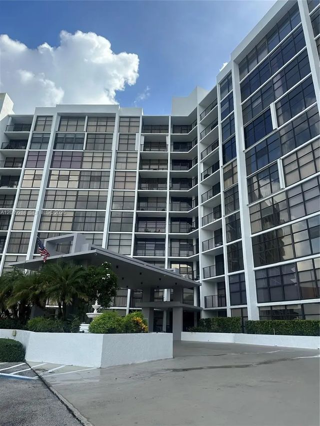 600 Parkview Drive #627, Hallandale Beach