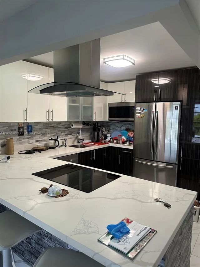 5 of 18 - 600 Parkview Drive #627, Hallandale Beach, FL