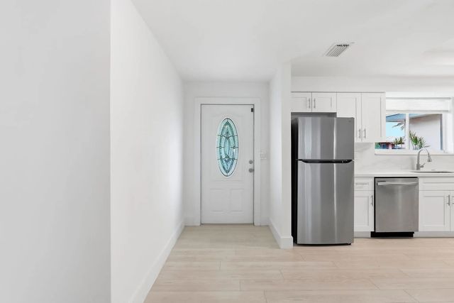 4 of 47 - 898 Sw 10th Avenue, Boca Raton, FL