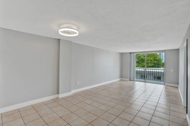 4 of 42 - 7601 Byron Avenue #3c, Miami Beach, FL