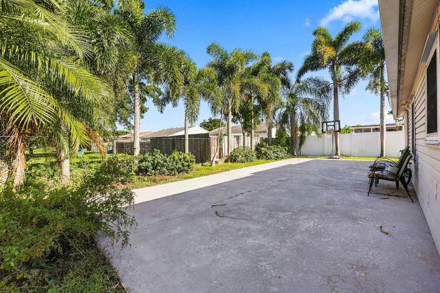 3 of 38 - 5215 W Canal Circle, Lake Worth, FL