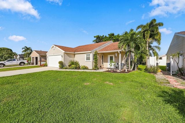 4 of 38 - 5215 W Canal Circle, Lake Worth, FL