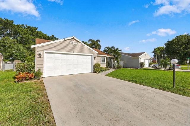 5 of 38 - 5215 W Canal Circle, Lake Worth, FL