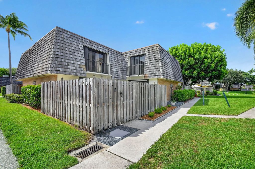 322 Lake Arbor Drive, Palm Springs