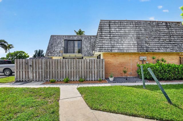 2 of 27 - 322 Lake Arbor Drive, Palm Springs, FL