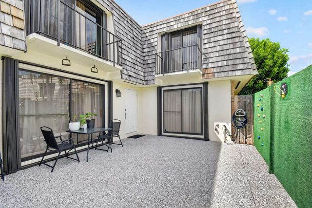 3 of 27 - 322 Lake Arbor Drive, Palm Springs, FL