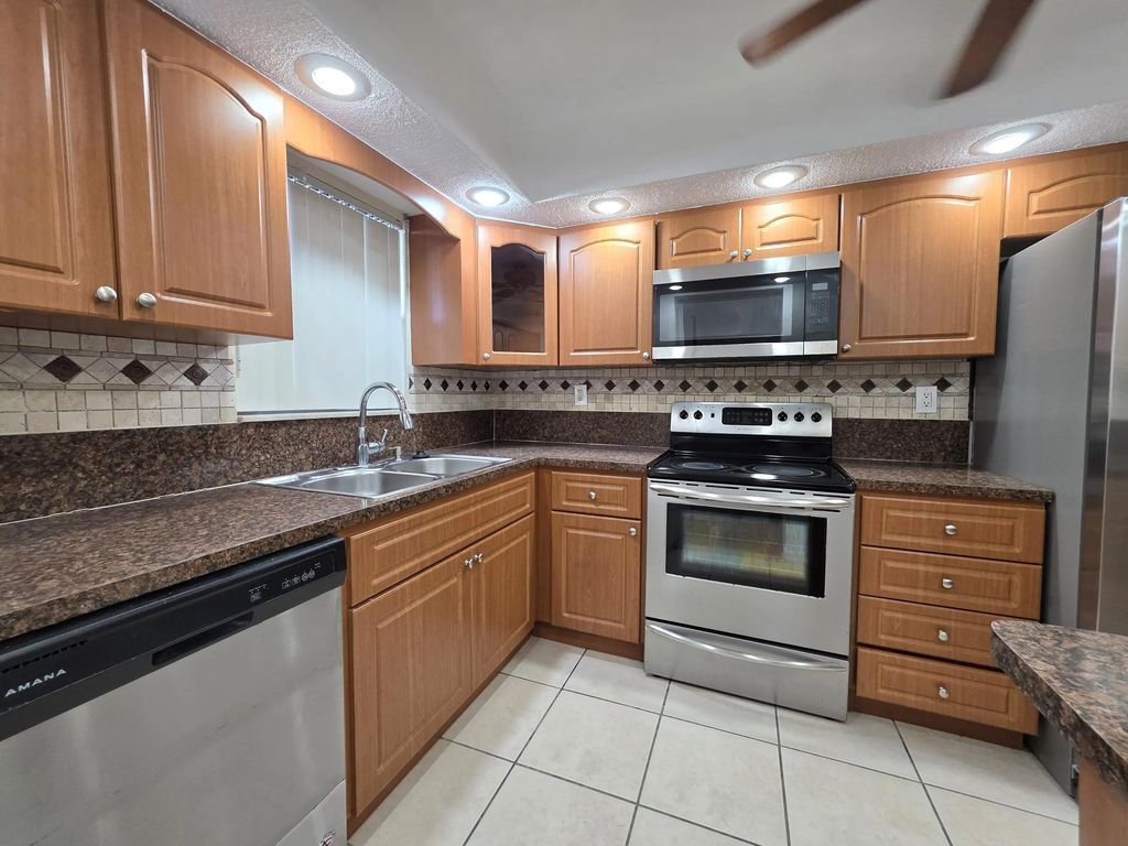 5860 Nw 44th Street #502, Lauderhill