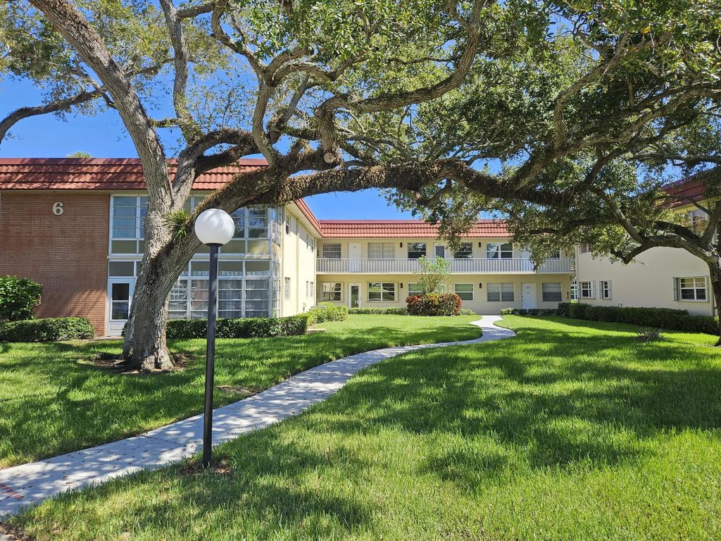 6 Vista Palm Lane #103, Vero Beach