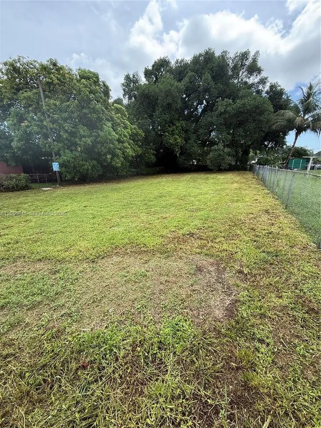 2754 Nw 49th Street, Miami