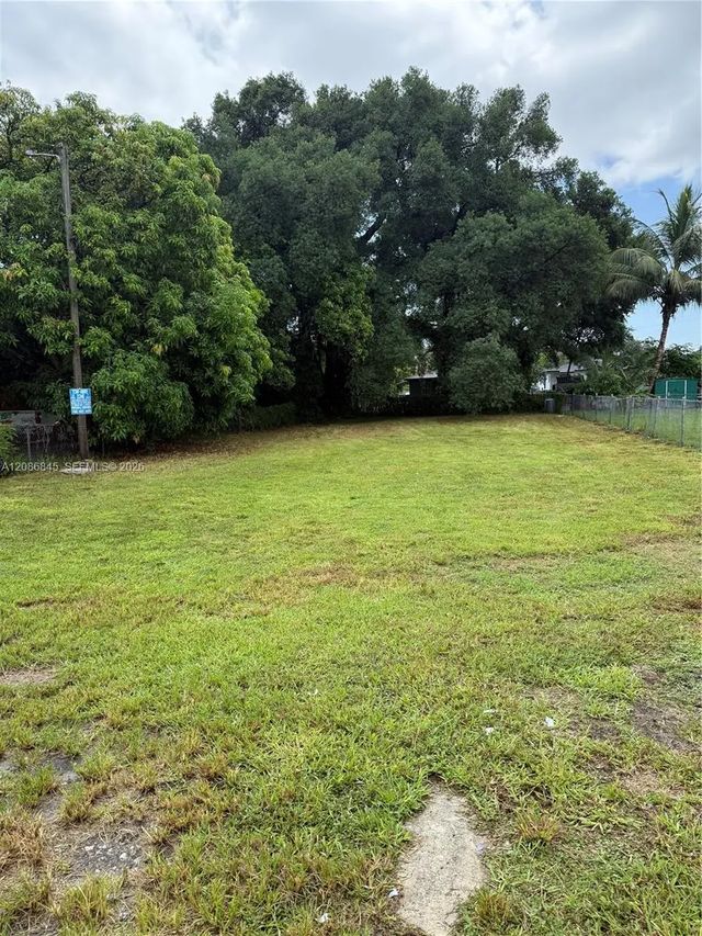 2 of 3 - 2754 Nw 49th Street, Miami, FL