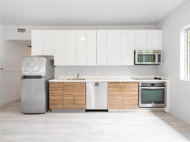 3 of 12 - 820 15th Street #205, Miami Beach, FL