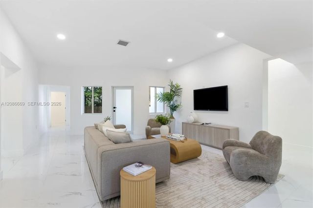 4 of 25 - 1001 Ne 82nd Street, Miami, FL