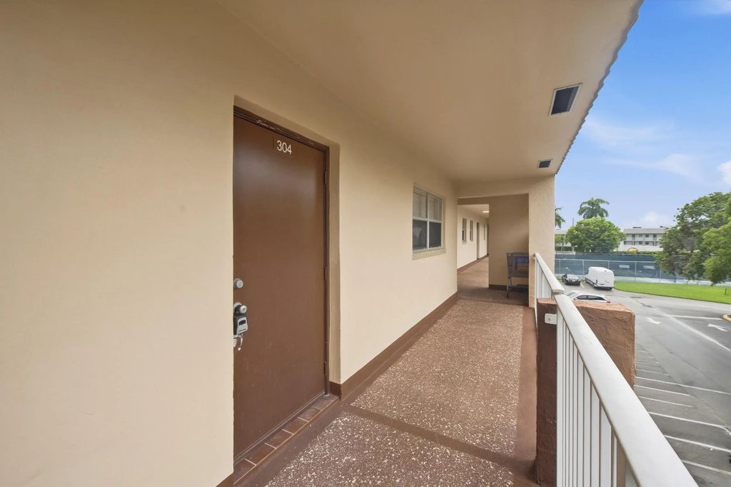 8841 Sunrise Lakes Boulevard #304, Sunrise