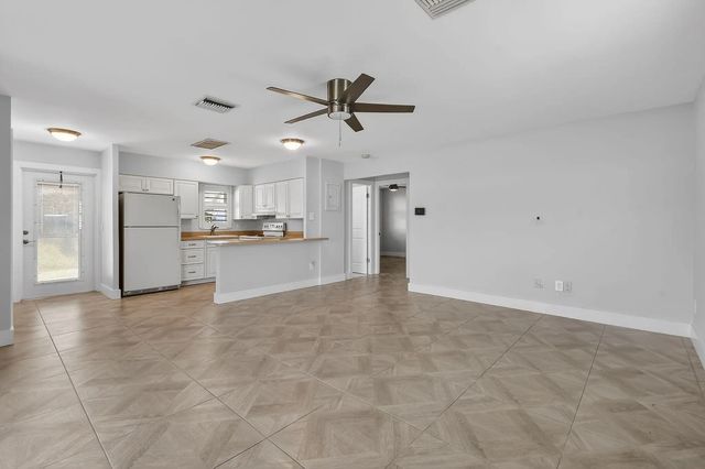4 of 27 - 3060 Meridian Way N #8, Palm Beach Gardens, FL