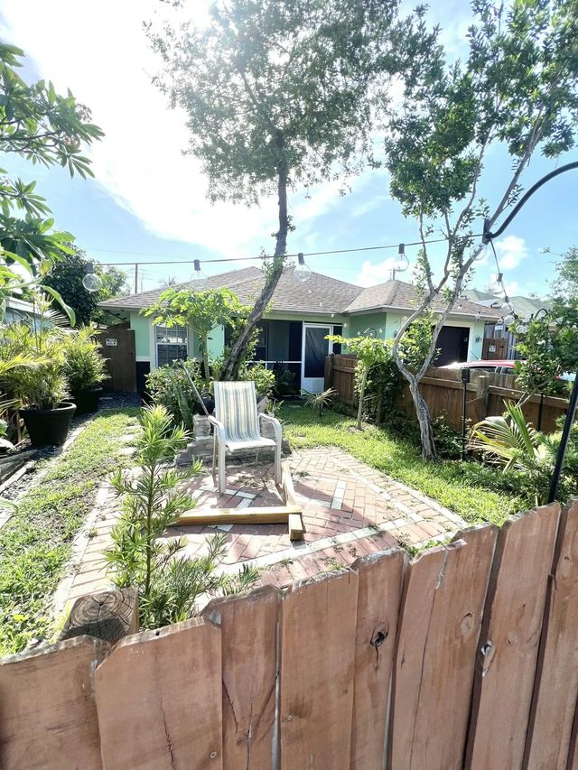 4 of 35 - 703 S A Street S, Lake Worth Beach, FL