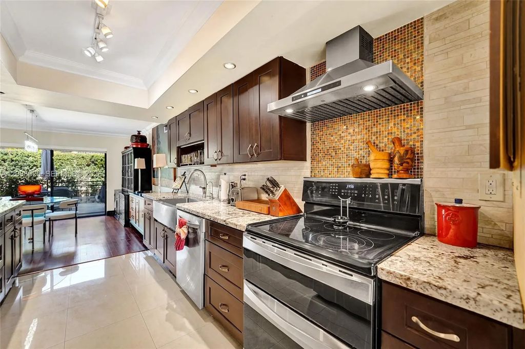 403 Dunwoody Lane #38, Hollywood