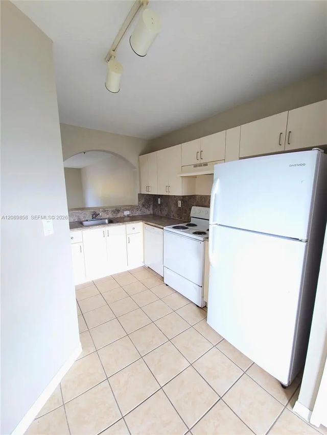 5 of 13 - 990 Ne 33rd Terrace #102, Homestead, FL