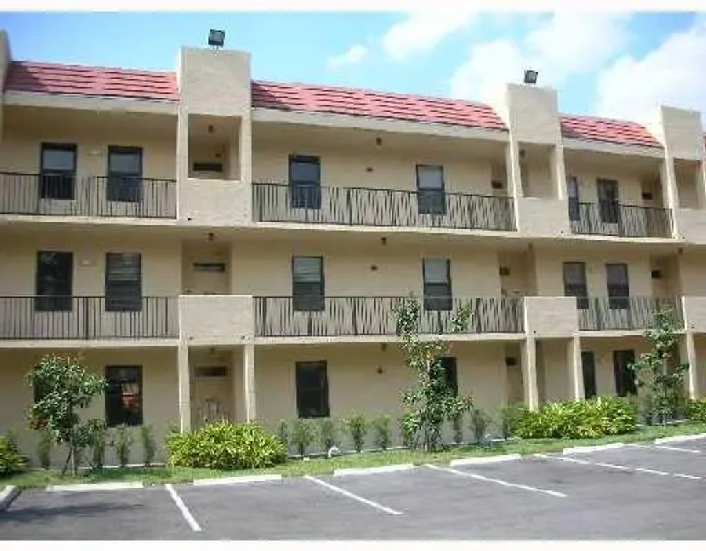 6733 Coral Lake Drive #6733, Margate
