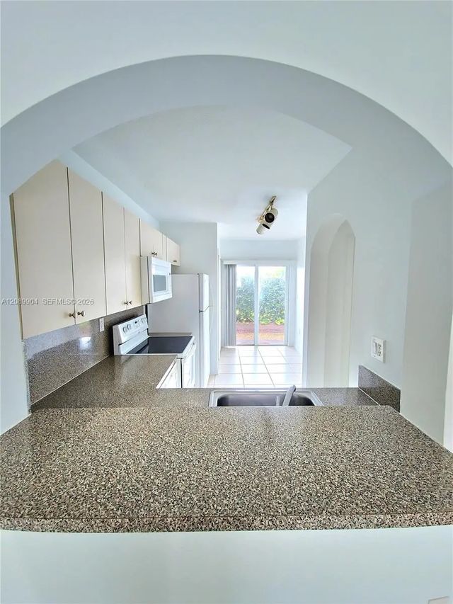 4 of 13 - 940 Ne 33rd Terrace #102, Homestead, FL