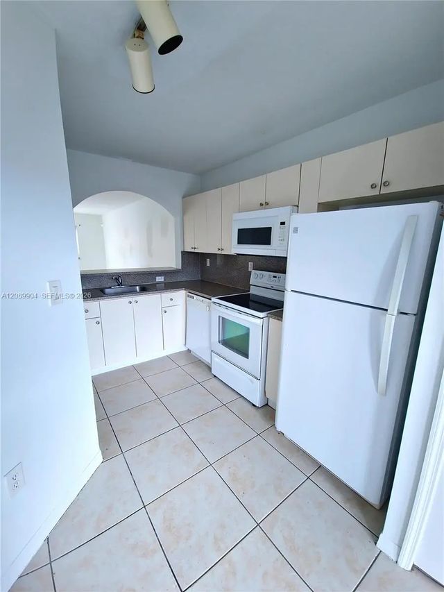 5 of 13 - 940 Ne 33rd Terrace #102, Homestead, FL
