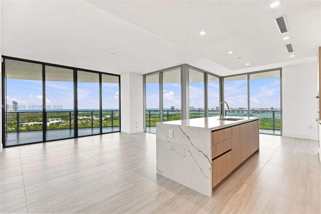 2411 Laguna Circle #2301, North Miami
