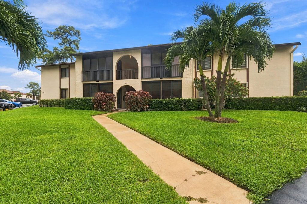 308 Knotty Pine Circle #d-1, Greenacres