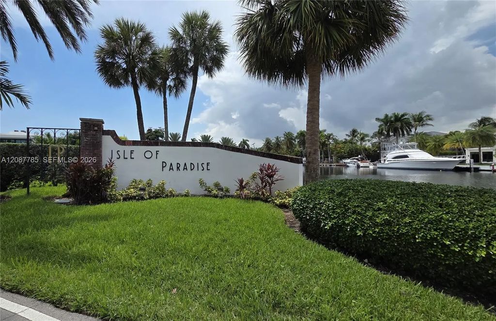 450 Paradise Isle Boulevard #109, Hallandale Beach