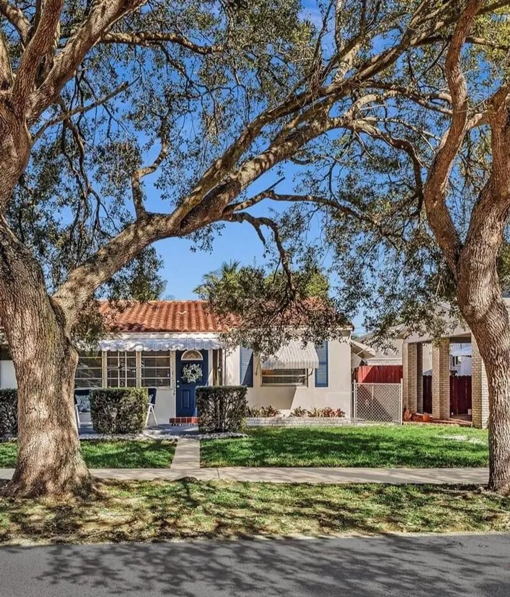 2539 Cleveland Street, Hollywood