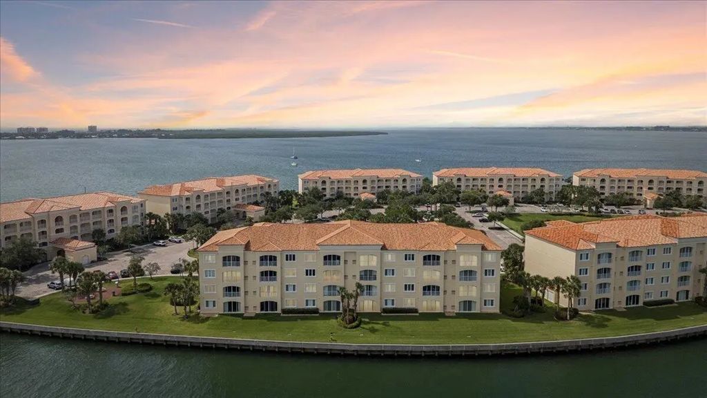19 Harbour Isle Drive W #202, Fort Pierce