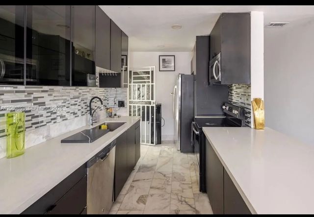 4 of 14 - 961 Ne 155th Terrace, North Miami Beach, FL