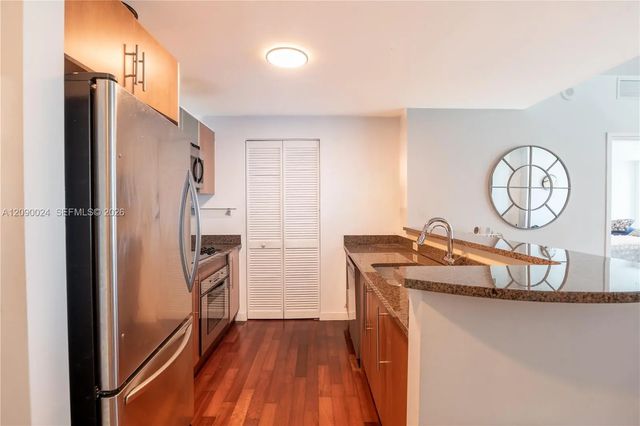 3 of 9 - 300 S Biscayne Boulevard #t-3504, Miami, FL