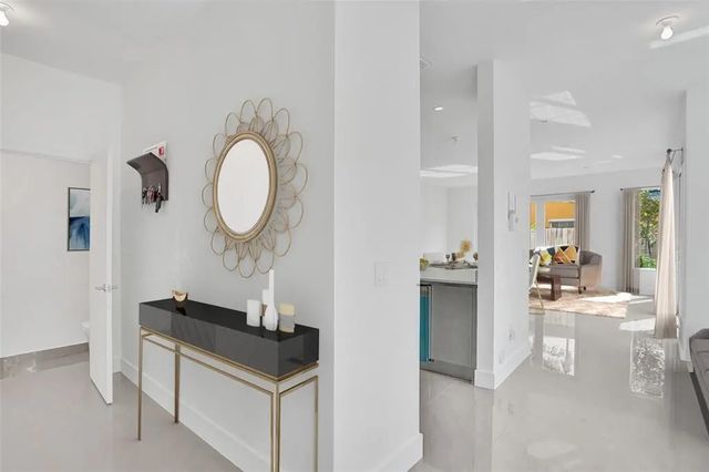 2 of 28 - 815 Ne 17th Avenue #5, Fort Lauderdale, FL