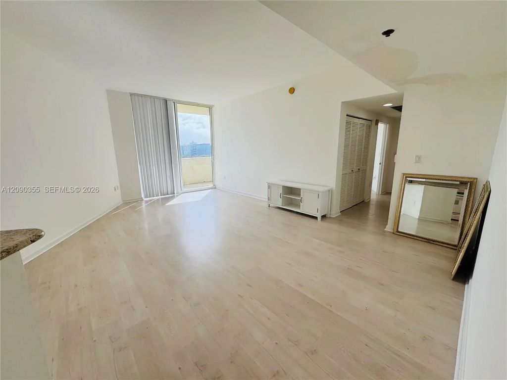 19501 W Country Club Drive #1006, Aventura