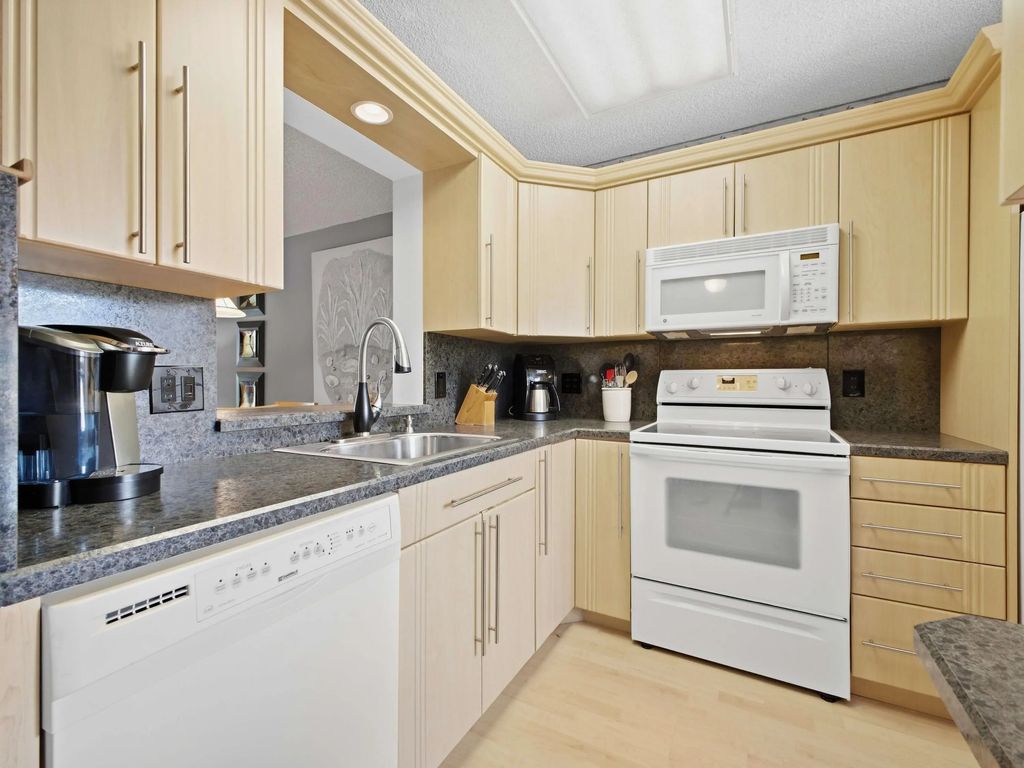 7145 Huntington Lane #205, Delray Beach